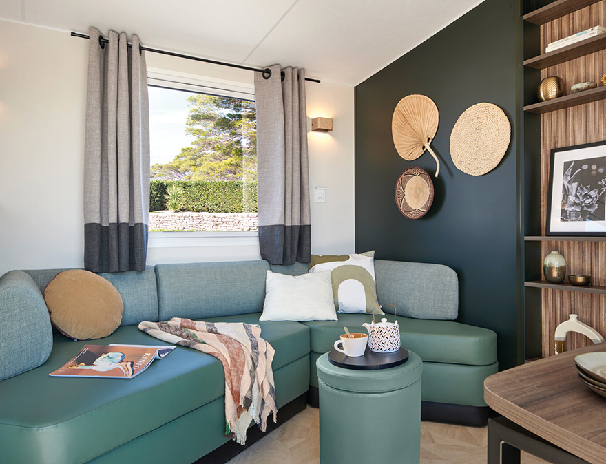 Wohnbereich des Mobilheims Premium 36 m² zur Miete auf dem 4-Sterne-Campingplatz Le Neptune im Departement Hérault