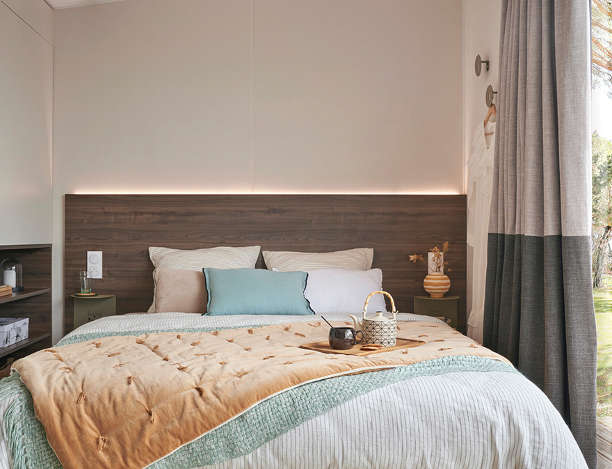 Zimmer mit Doppelbett im Mobilheim Premium 36 m² zur Miete auf dem 4-Sterne-Campingplatz Le Neptune