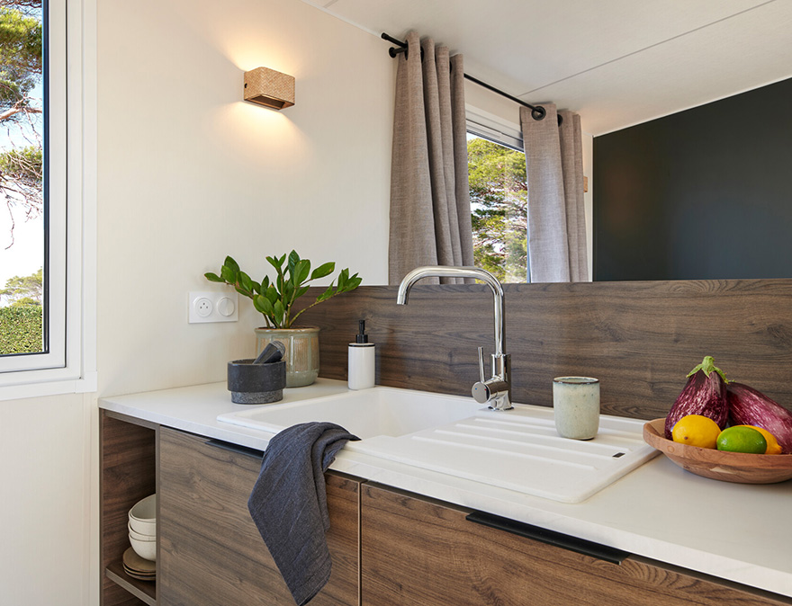 Küche mit Spüle im Mobilheim Premium 36 m² zur Miete auf dem 4-Sterne-Campingplatz Le Neptune in Agde