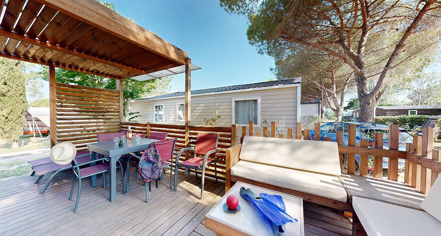 Außenansicht des Mobilheims Premium 40 m² mit Terrasse, zu mieten auf dem 4-Sterne-Campingplatz Le Neptune in Agde