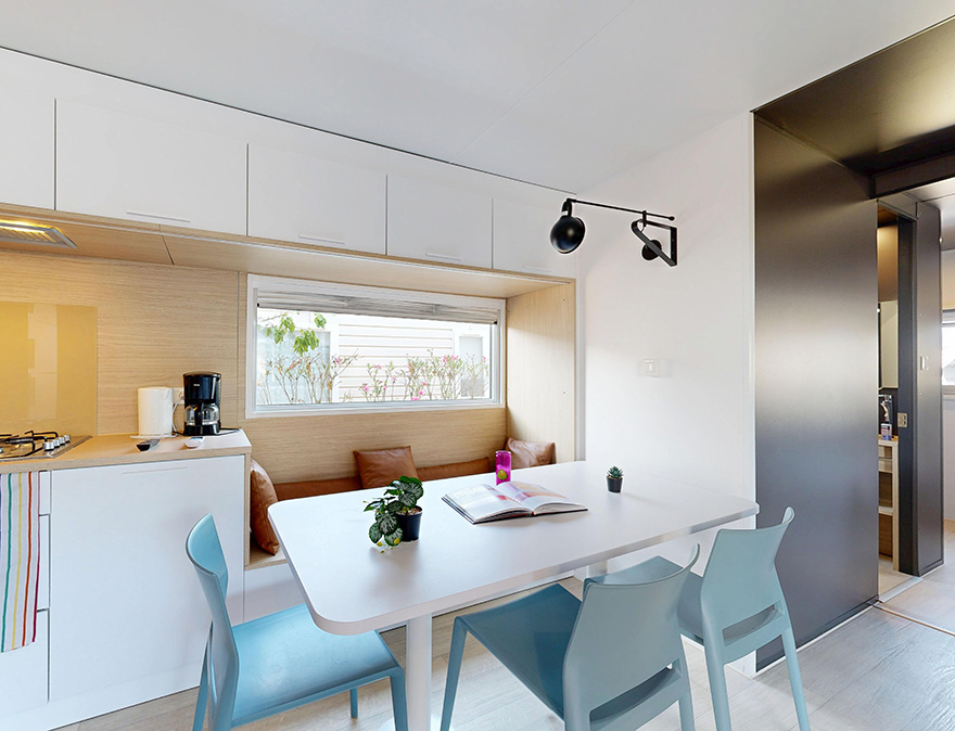 Küche und Essbereich des Mobilheims Premium 29 m² zur Miete auf dem 4-Sterne-Campingplatz Le Neptune in Agde