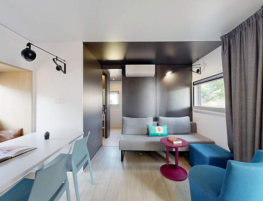 Wohnbereich des Mobilheims Premium 29 m² zur Miete auf dem 4-Sterne-Campingplatz Le Neptune im Departement Hérault
