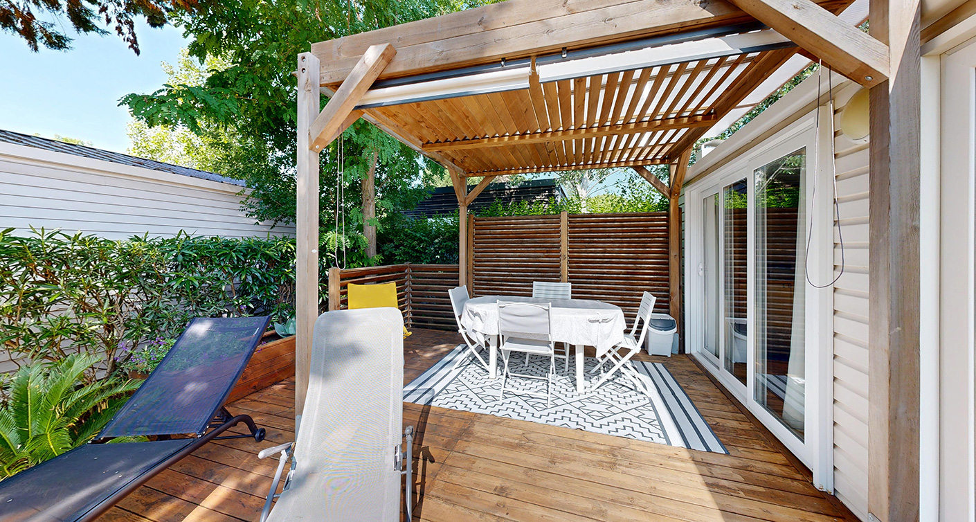 Outside view of the 33 m² Privilege mobile home with a terrace to rent at the 4-star campsite le Neptune in Agde