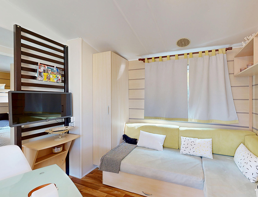 Lounge area of the 33 m² Privilege mobile home to rent at the 4-star campsite le Neptune in the Hérault