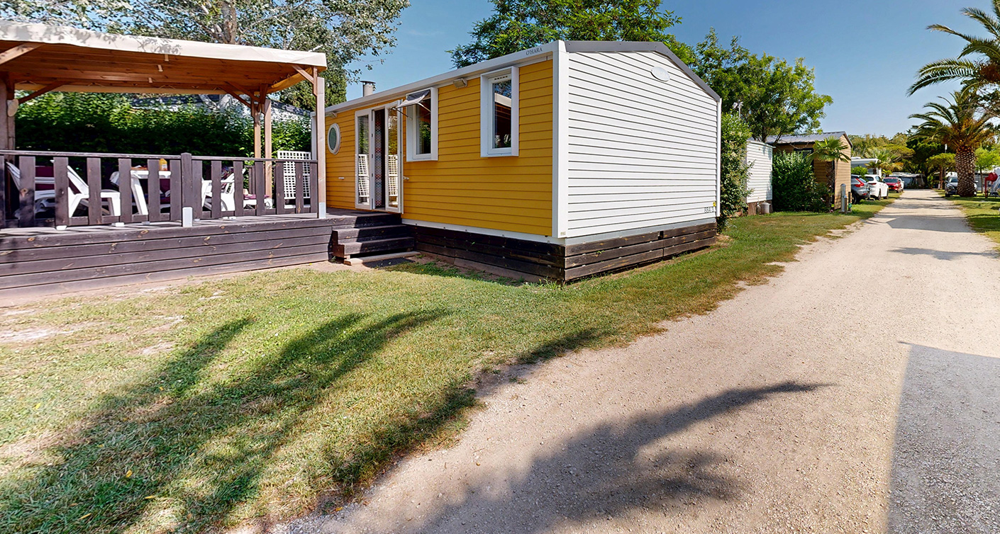 Buitenkant van de stacaravan Privilège 33 m² voor 6 personen met half-overdekt terras te huur op de 4-sterrencamping Le Neptune in de Hérault