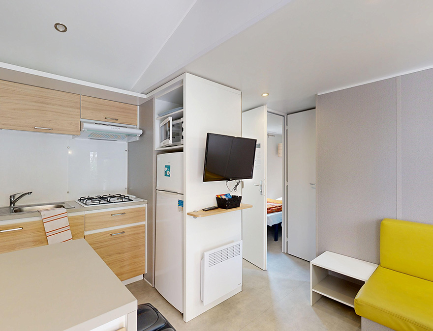 De keuken van de Privilège-stacaravan van 33 m² te huur op de 4-sterrencamping Le Neptune in het departement Hérault