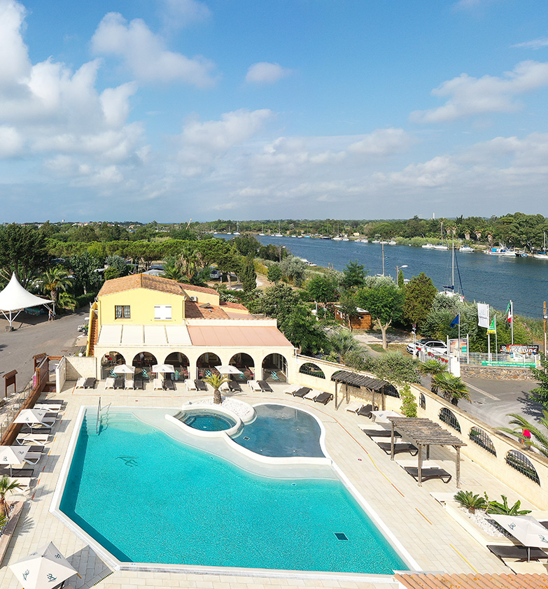 Vue aérienne de la piscine du camping 4 étoiles à Agde le Neptune