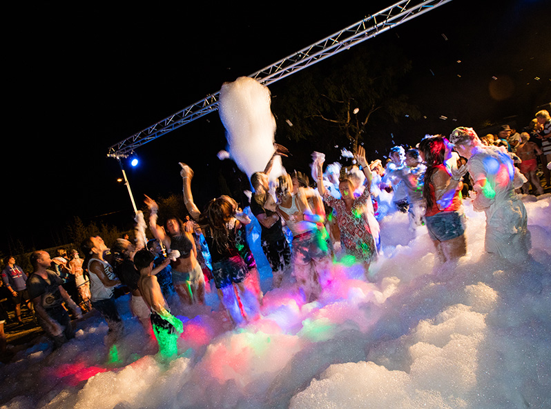 Schuimfeest op de 4-sterrencamping Le Neptune in Agde in het departement Hérault