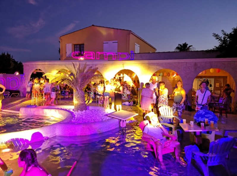 Zwembadavond op de 4-sterrencamping Le Neptune in Agde