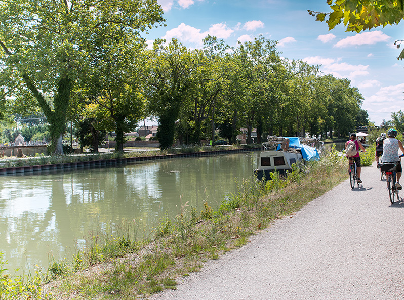 Balades à vélo aux abords du canal de l’Hérault à proximité du camping 4 étoiles le Neptune à Agde